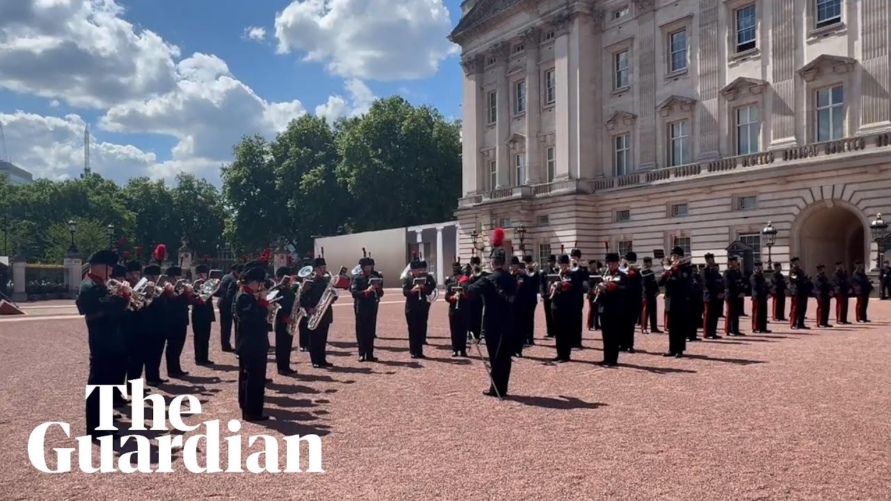 Taylor Swift's Shake It Off played during changing of the guard at Buckingham Palace