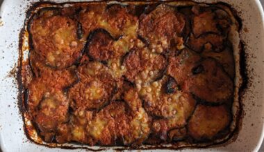 Parmigiana di melanzane, aubergines frites puis cuites au four avec sauce tomate et fromage