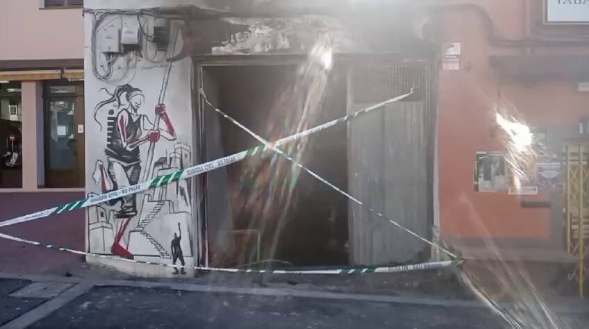 Arde la sede del Sindicato Tinerfeño de Inquilinas, acusan a Desokupa de incendiar el local