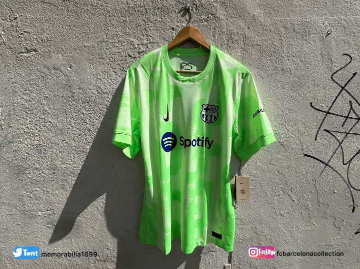 [Footy Headlines & @memorabilia1899] New photos of Barça's green (third kit) shirt for the 2024/25 season.