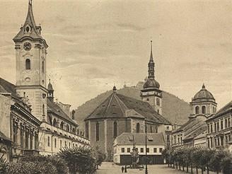Starý Most byl jeden z nejkrásnějších měst v ČR, ale bohužel byl zničený během expanze lomu. Důvod byl, že pod Starým Mostem byla velká zásoba hnědého uhlí a komunisti se nakonec rozhodli, že Starý Most zničí.