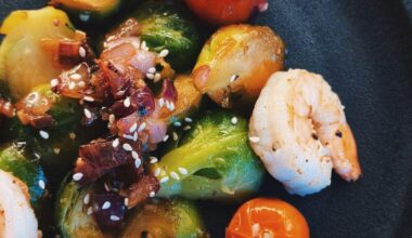 Crevettes, choux de Bruxelles à l'échalote, chili frais, vin et miel.
