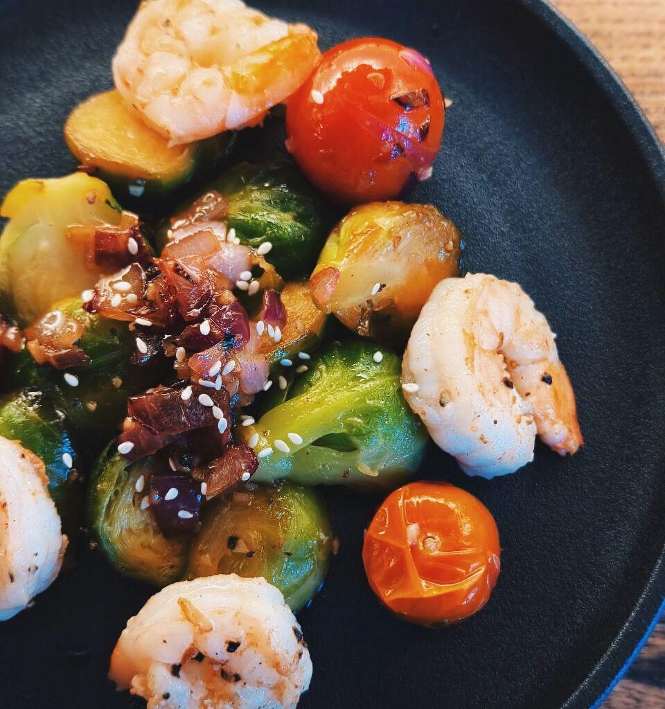 Crevettes, choux de Bruxelles à l'échalote, chili frais, vin et miel.