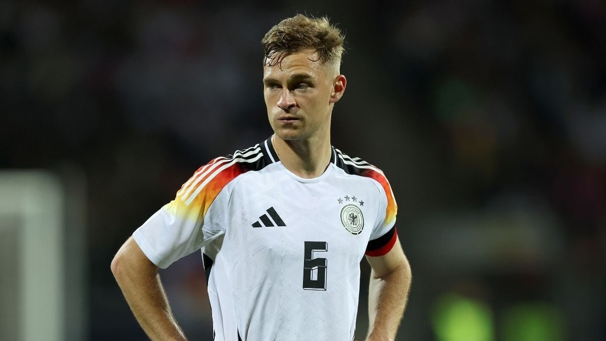 Bayern will be open to consider big offers for Joshua Kimmich. At the moment talks between Bayern and Kimmich are at a total standby. Bayern are prepared to let him go in case of a big proposal [@FabrizioRomano]