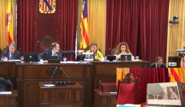 El presidente del Parlament balear arranca y destroza la foto de Aurora Picornell, fusilada por el franquismo