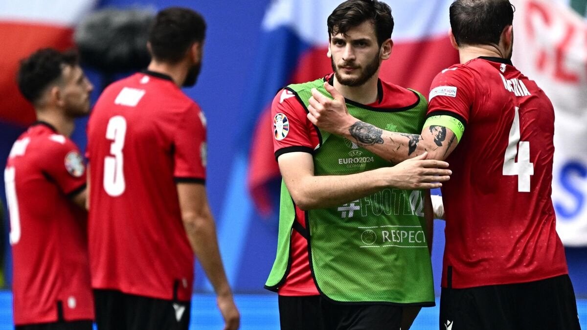 [Le Parisien] PSG wants to sell Milan Škriniar this summer, he has been asked to leave the club. As for Kvaratskhelia, De Laurentiis is now asking for €100M but PSG believes it’s too much, negotiations will continue.