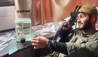 Un soldat Israëlien publie une photo sarcastique où il boit du café avec un fœtus palestinien dans du formol. Le modèle appartient à une faculté de médecine dans le Sud de Gaza [fact-check en commentaire]