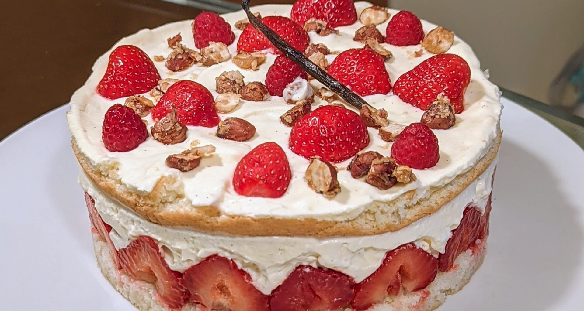 Le petit gâteau fraise/framboise/noisette du weekend 🍰