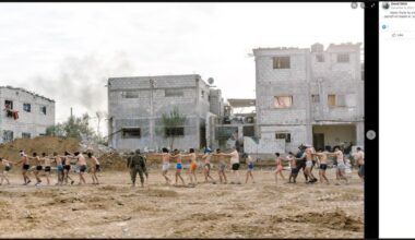 Photo publiée par un soldat Israëlien sur FB avec mention "Nous nous contenterons de cette photo, il y a des photos qui ne sont pas destinées à être publiées": détenus dénudés, enfants inclus. Un palestinien amputé des 2 jambes est forcé à marcher sur ses moignons.