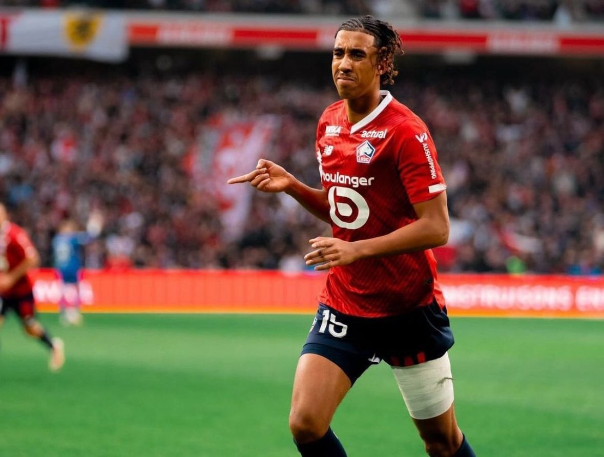 🚨🇫🇷 Leny Yoro, on Liverpool shortlist as new centre back as revealed tonight — nothing advanced yet on player side. Real Madrid are still leading the race for Yoro, waiting to see if they can agree on fee with Lille. Yoro, currently giving priority to Real Madrid.