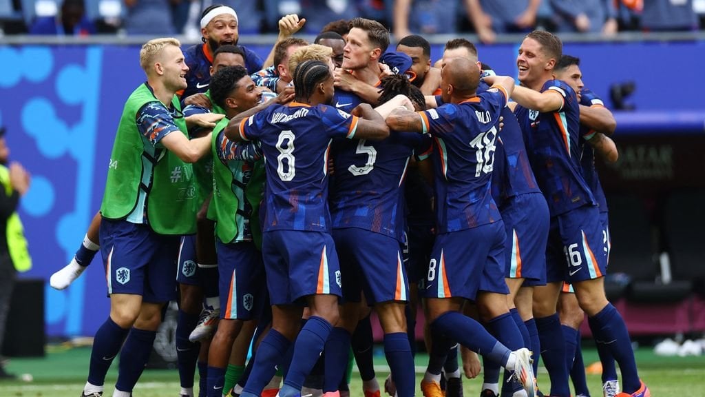 Weghorst the savior for Oranje in 2-1 win against Poland