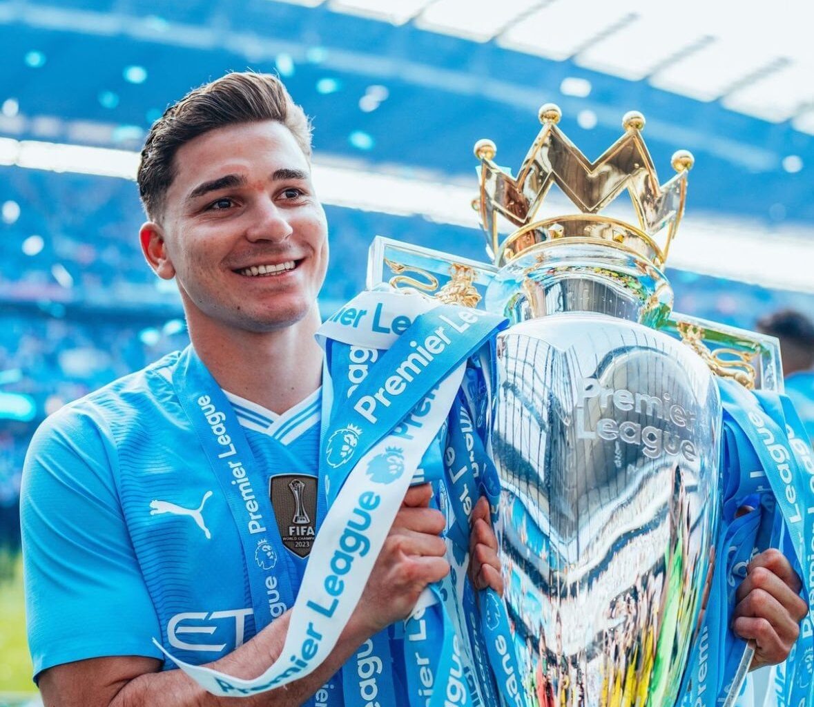 [Fabrizio Romano] Several clubs have approached Julián Álvarez, not only Atlético Madrid but also Paris Saint-Germain showing interest. No proposals or negotiations yet but several clubs keen, also from England. Man City want to keep Julián, talks with his camp will follow about that.