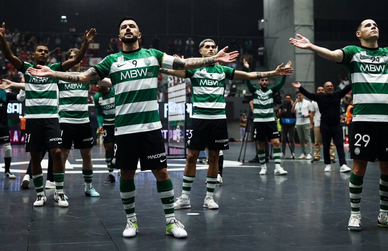 [@B24PT] Sporting é o primeiro tetracampeão da história do futsal português 🏆🏆🏆🏆