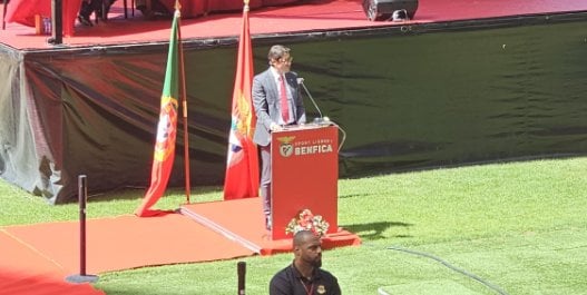 Sócios do Benfica pedem demissão de Rui Costa durante a AG