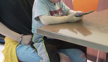 Pares i fills pacten com utilitzar el mòbil