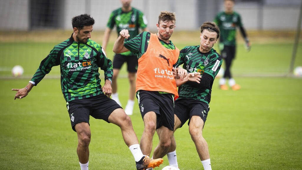 Stindl über Reitz: "Er ging uns total auf den Keks, weil er so aggressiv spielte. Ich habe ein paar Worte mit ihm gewechselt. Er hat aber genauso weitergespielt. Wir sind dann auf ihn zugegangen und sagten: 'Pass auf' Bevor die Stimmung zu sehr hochkochte, hat Trainer Rose das Training abgebrochen."