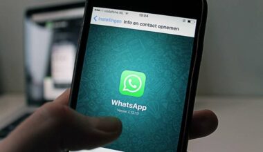 Un home força la dona a què li entregui el mòbil per veure el WhatsApp i envia missatges a un 'amic' d'ella