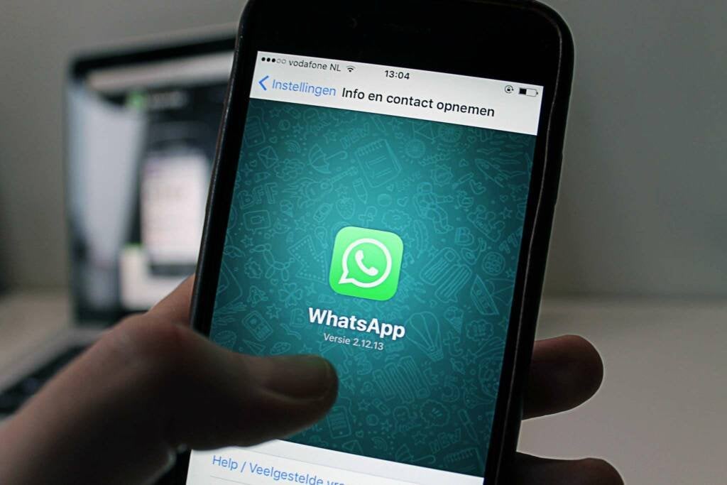 Un home força la dona a què li entregui el mòbil per veure el WhatsApp i envia missatges a un 'amic' d'ella