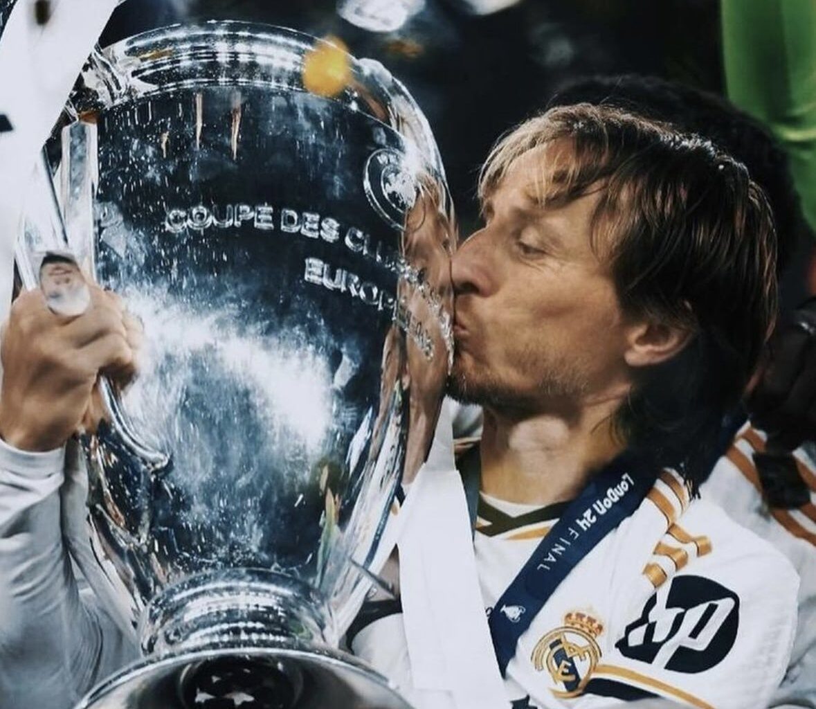 [Romano] Luka Modrić has signed his new contract valid until June 2025, Real Madrid have just counter-signed it. Done, sealed, completed. Modrić stays for one more season.