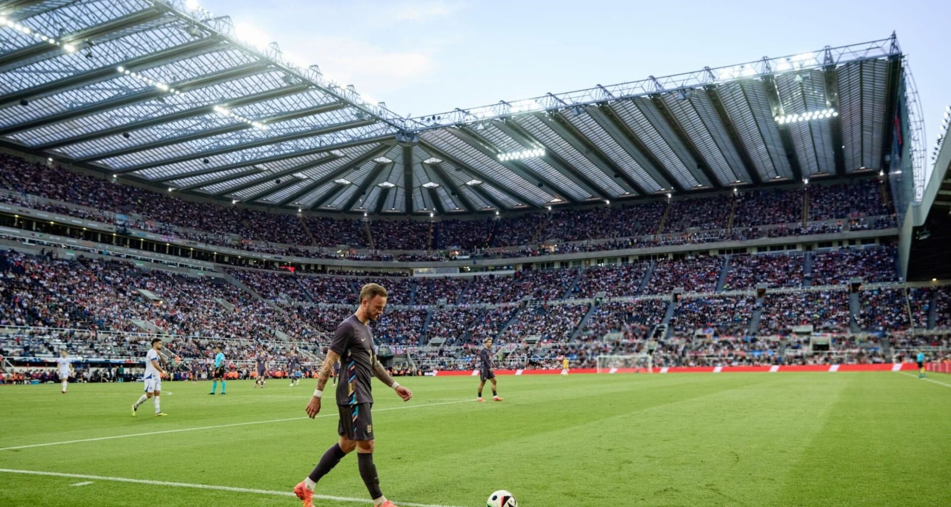 [Maddison] Devastated doesn’t quite cut it. Trained well and worked hard all week but if I’m honest with myself, my form for Spurs when coming back from injury in the second half of the season probably wasn’t at the levels I had set which gave Gareth a decision to make. 1/2