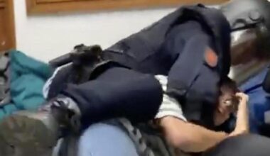 La Policía desaloja a golpes a los estudiantes encerrados en la Universidad de Sevilla contra la matanza en Gaza