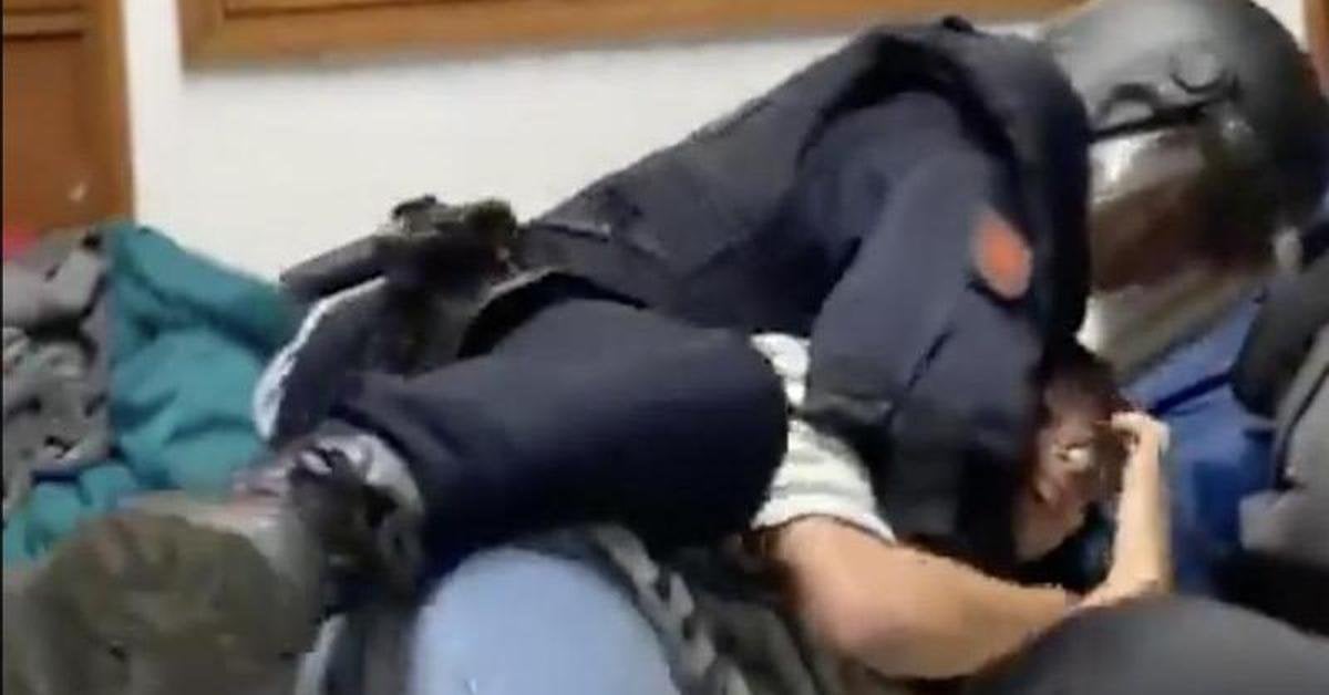 La Policía desaloja a golpes a los estudiantes encerrados en la Universidad de Sevilla contra la matanza en Gaza