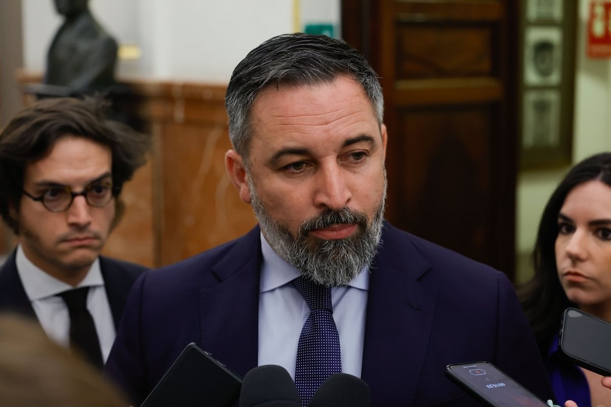 La dirección de Vox se aumenta el sueldo un 25%