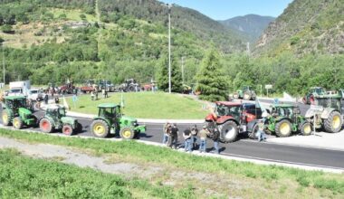 Alguns cotxes han pogut passar la frontera a la tarda després d'una assemblea dels pagesos