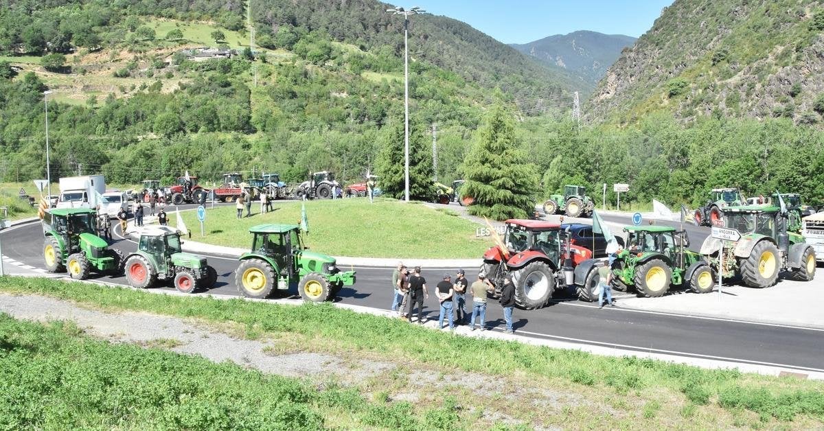 Alguns cotxes han pogut passar la frontera a la tarda després d'una assemblea dels pagesos