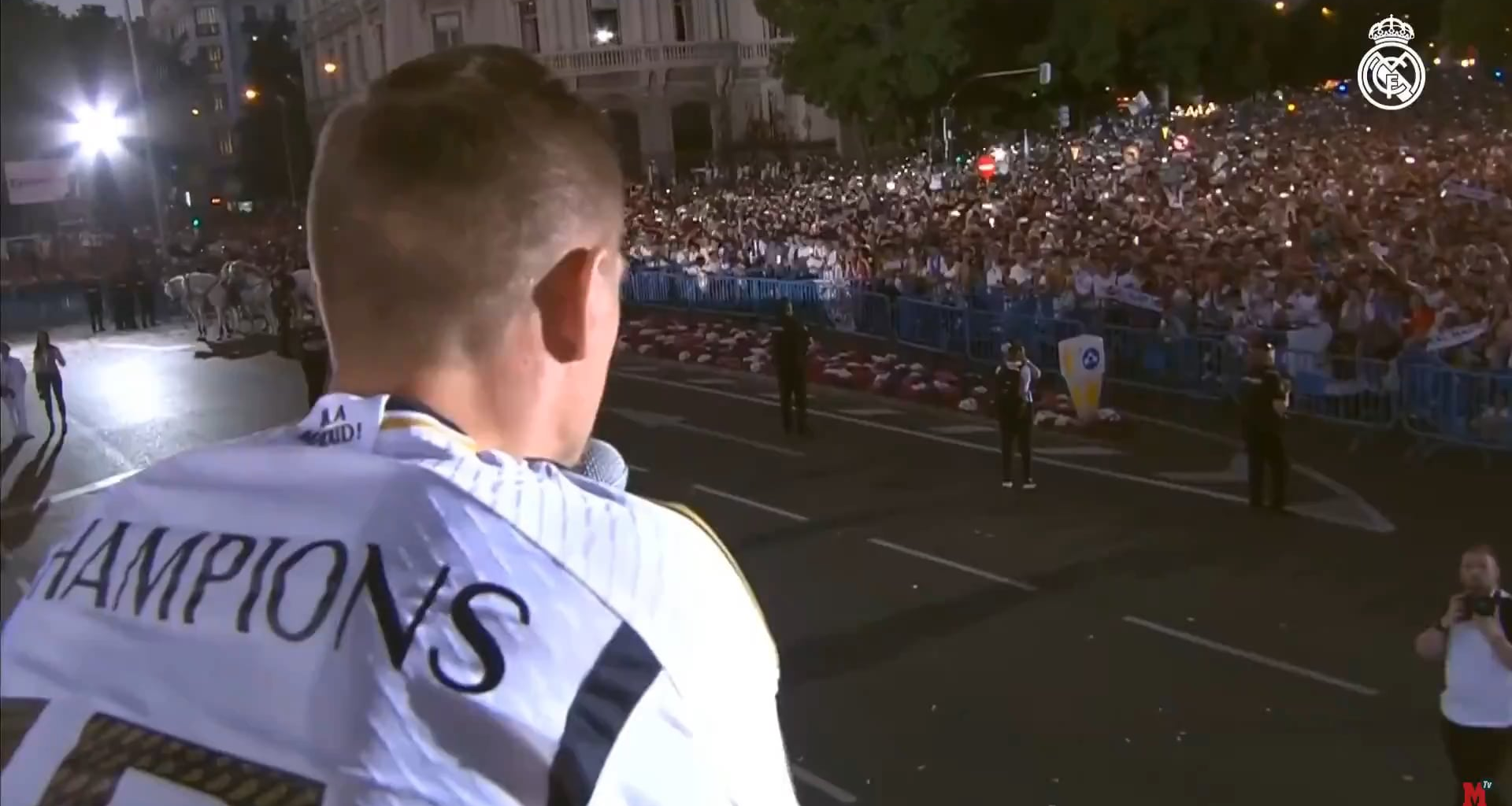 Toni Kroos announces that he's giving his no 8 shirt to Fede Valverde 🤍