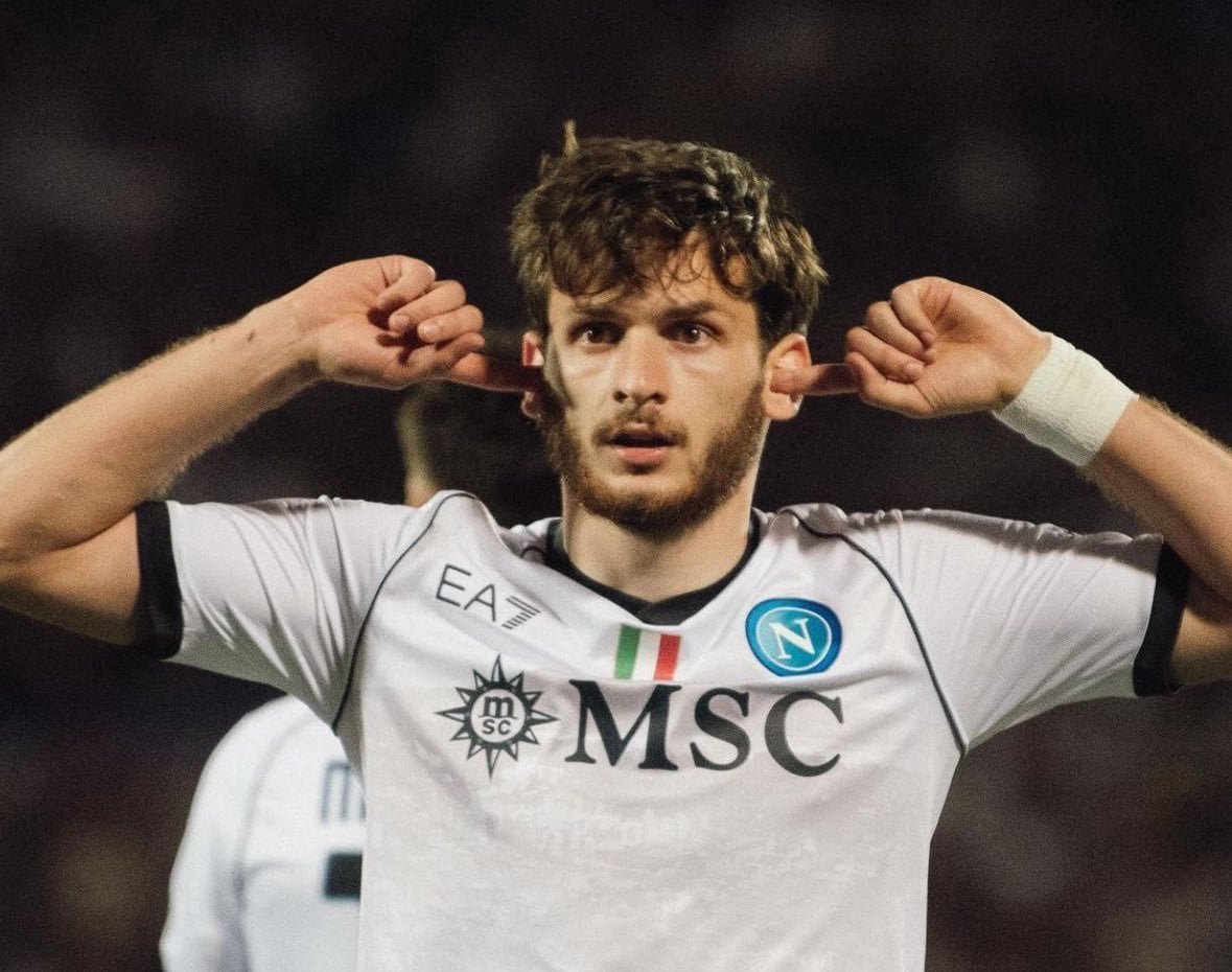[Romano] Napoli president de Laurentiis has met with Kvaratskhelia and his agent today in Germany.  Napoli message to Kvara has been clear: no plans to let him leave this summer as he’s key player for Conte and the club.  Right after the Euros, Napoli will send new contract proposal.