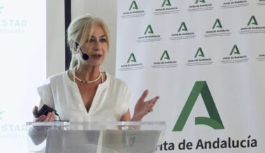 La Junta de Andalucía exige a Vox disculpas por la «barbaridad» de afirmar que en las aulas hay «adoctrinamiento, pederastia incluida»
