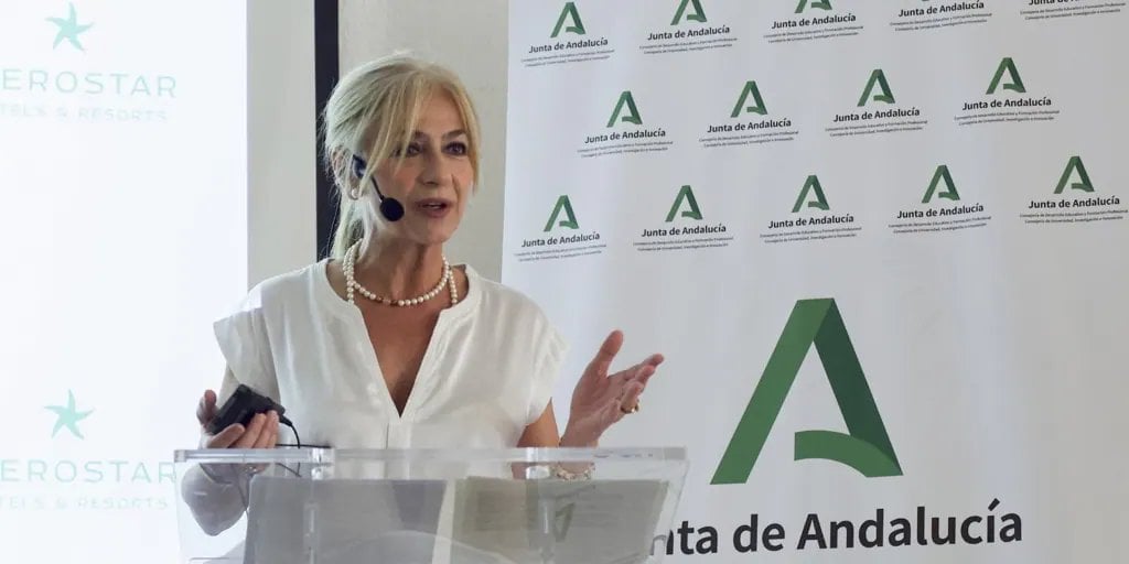 La Junta de Andalucía exige a Vox disculpas por la «barbaridad» de afirmar que en las aulas hay «adoctrinamiento, pederastia incluida»