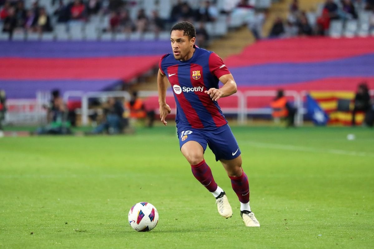 De acordo com o jornal Sport, da Catalunha, o emblema azul e branco já estará a negociar as transferências de Mika Fayé, a título definitivo, por 15 milhões de euros, e de Vítor Roque, por empréstimo, com os blaugrana