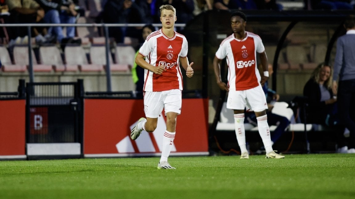 Ajax reaches agreement with Sean Steur and keeps him out of PSV's hands