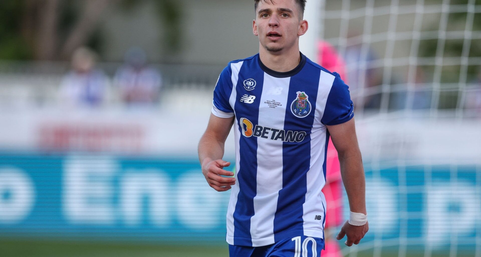 Bayern have approached Porto and expressed their interest in winger Francisco Conceição (21). The Portuguese international has a €30m release clause, valid until 15 July, that goes up to €45m after that date. Chelsea, Atlético Madrid, Dortmund and Leipzig have also shown interest [@Record_Portugal]