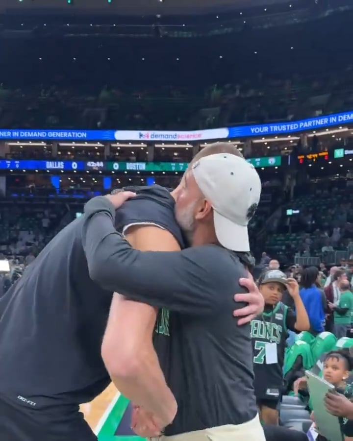 Porzingis drains a 3 and then notices Man City manager Pep Guardiola 👀