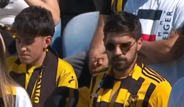 Rúben Neves em meio dos adeptos do Lusitânia de Lourosa hoje na segunda mão do play-off da Segunda Liga