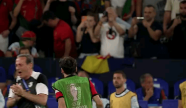 Grande atitude de Kvaratskhelia que apesar do apuramento histórico do seu país, decidiu interromper a festa para cumprimentar Ronaldo