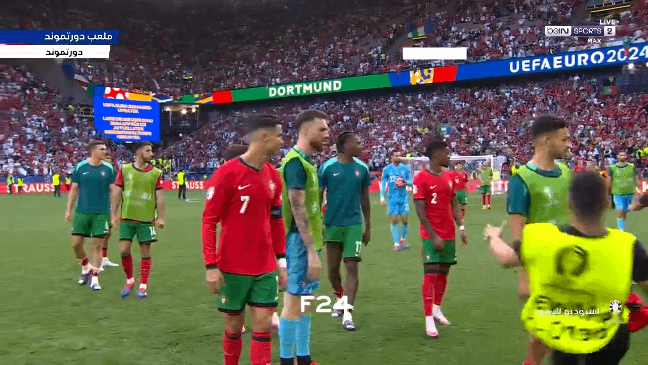 Security guard accidentally takes out Goncalo Ramos while chasing another pitch invader