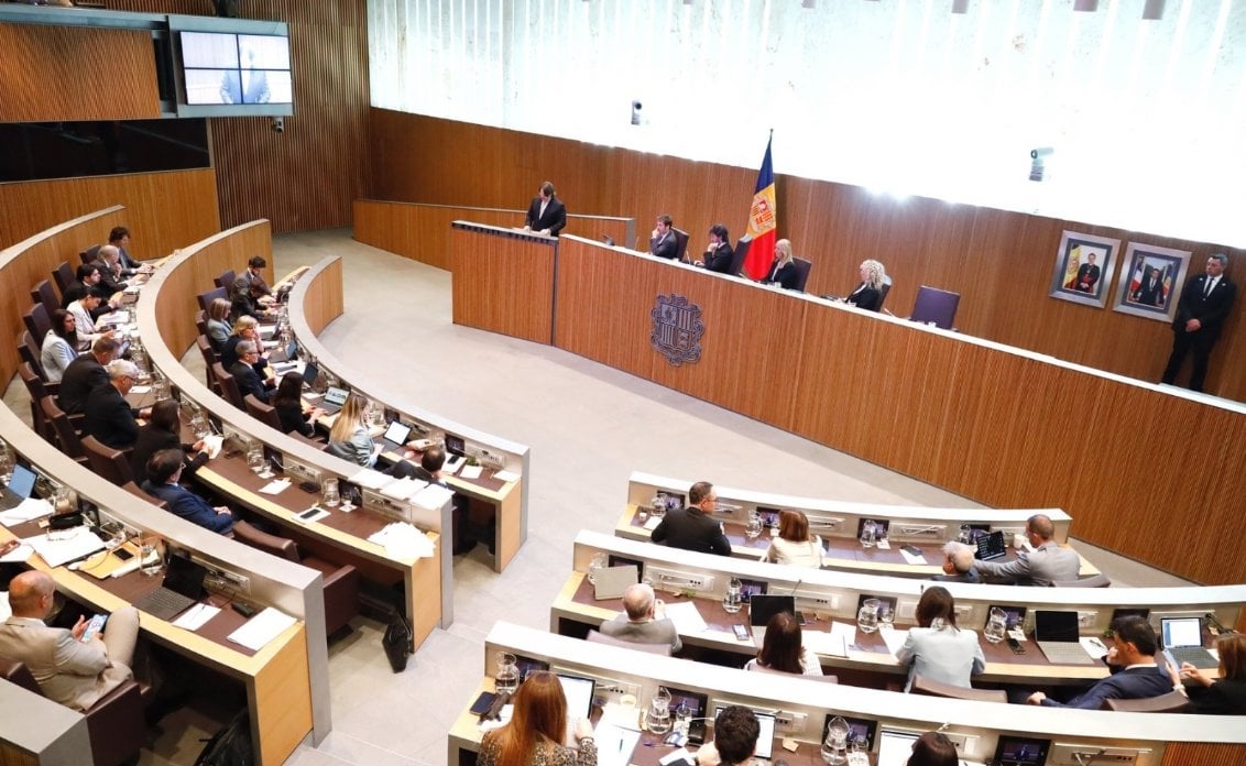 Concòrdia col·loca pals i pedres a les taules de membres de Govern per recordar 'el mal que ens hem fet'