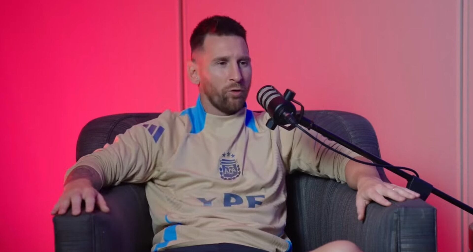 [@AlbicelesteTalk] Messi talks about Pep and the day the "false nine" was born against Real Madrid in 2009:"I found out about the false 9 the day before the match. That afternoon at the training ground,Pep told me: 'I want to play with a false 9, so the central defenders won't have a reference point