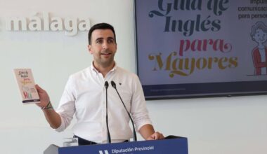 Impulsan un proyecto para enseñar inglés a personas mayores que viven en los pueblos de Málaga: "Les ayudará a relacionarse con sus vecinos extranjeros"