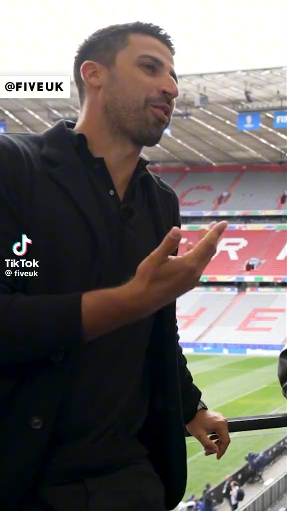 Sami Khedira Telling a Story About Cristiano Ronaldo & Fede Chiesa