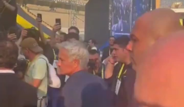 José Mourinho recebido em ambiente de festa na apresentação aos adeptos do Fenerbahçe