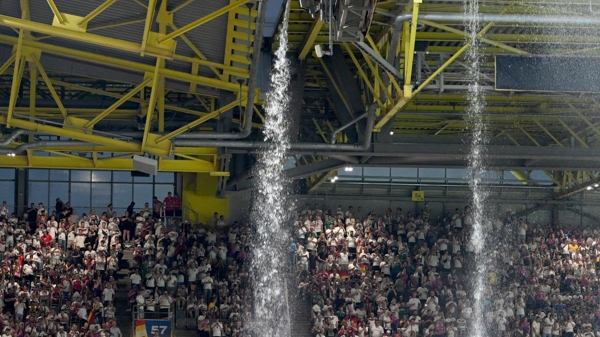 Polizei holt Osnabrücker bei EM-Spiel von Stadiondach in Dortmund | NOZ