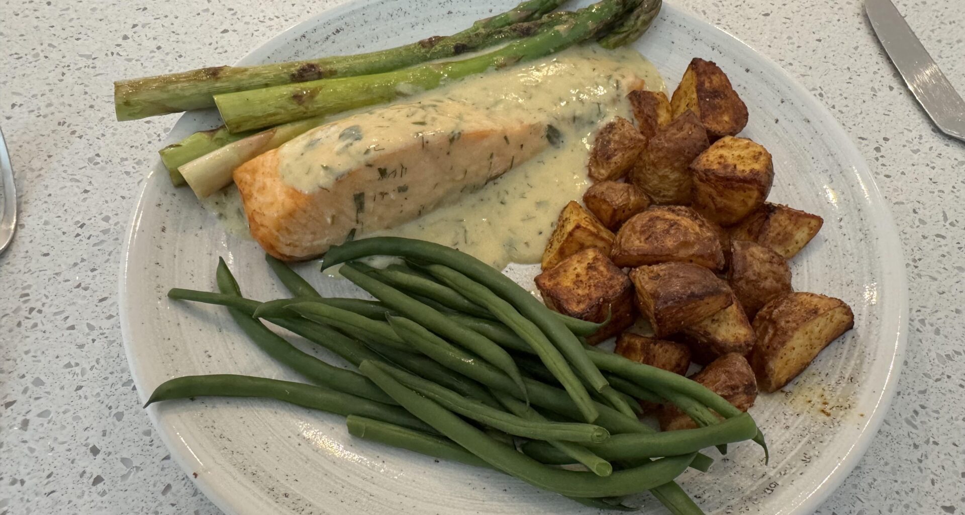 Pan fried salmon with a béarnaise sauce, grilled asparagus, green beans and smoked paprika & garlic roasted potatoes.