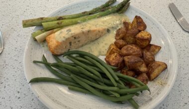 Pan fried salmon with a béarnaise sauce, grilled asparagus, green beans and smoked paprika & garlic roasted potatoes.