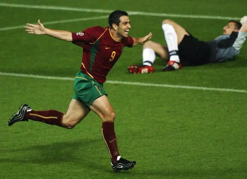 Estou a ver a meia-final que jogamos contra a Holanda no Euro 2004. Como é possível que o Pauleta tem sido tão catastrófico com a seleção em todos os torneios que jogou ?