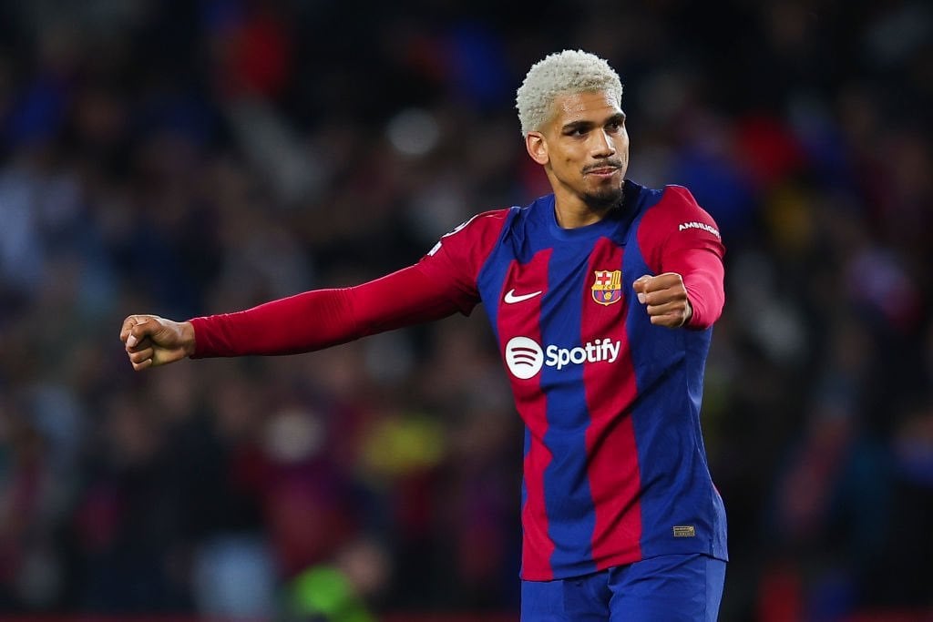 Ronald Araújo on his future: “I'm very well, I'm calm. I have a contract until 2026”. “My representatives will meet the club, but right now I’m focused on the national team”.